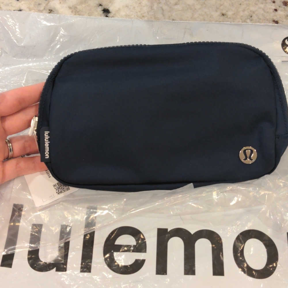 💙 Lululemon True Navy Everywhere Belt Bag